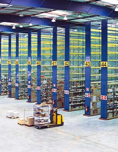 Stockage de petites pièces et rayonnages tablettes